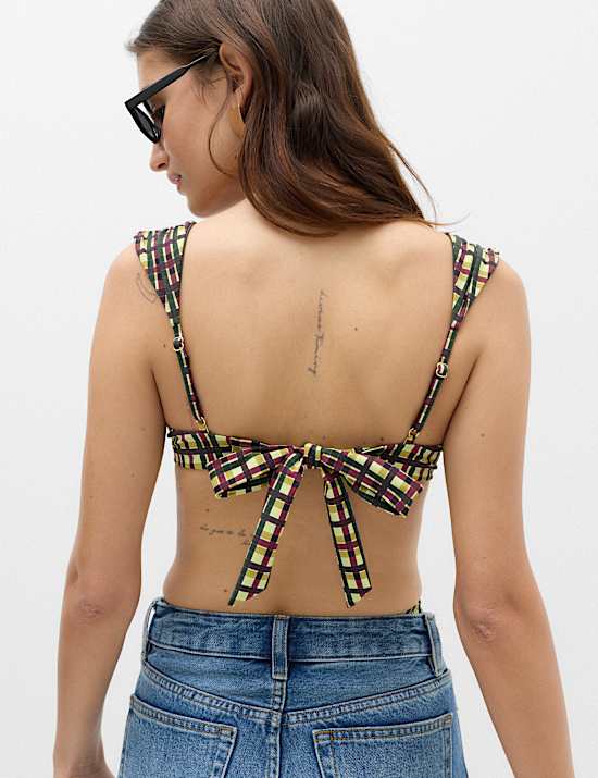 Parte de arriba de bikini de cuadros con aros y relleno