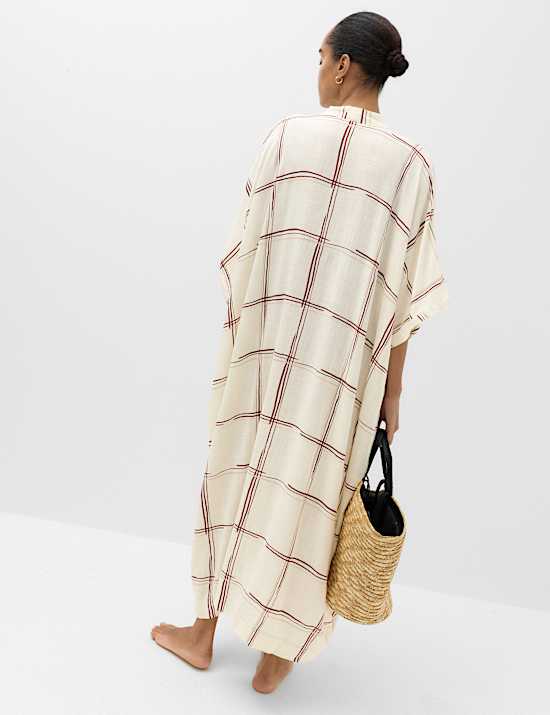 Vestido para la playa tipo caft&aacute;n midi de cuadros con lino