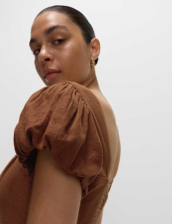 Mini sukienka o prostym kroju z bufiastymi rękawami z mieszanki z przewagą lnu