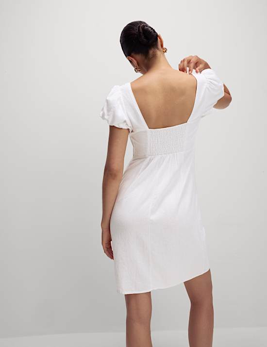 שמלה רב-עונתית באורך מיני עם שרוולים תפוחים מבד עשיר בפשתן