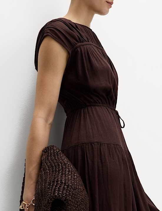 Robe longue ruch&eacute;e &agrave; taille ajust&eacute;e avec lin