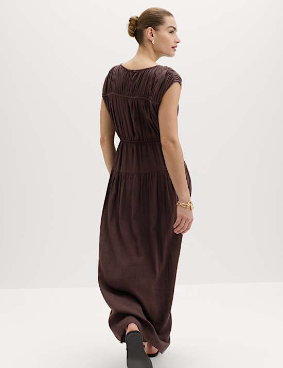 Robe longue ruch&eacute;e &agrave; taille ajust&eacute;e avec lin