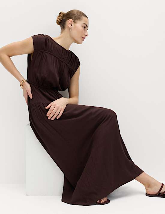 Robe longue ruch&eacute;e &agrave; taille ajust&eacute;e avec lin