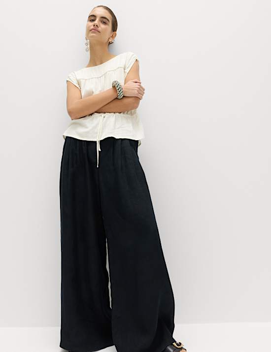 חולצה בשילוב פשתן בגזרה ישרה עם כיווצים וצווארון עגול ורחב