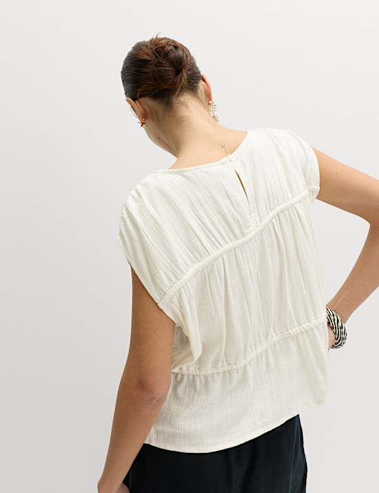 חולצה בשילוב פשתן בגזרה ישרה עם כיווצים וצווארון עגול ורחב