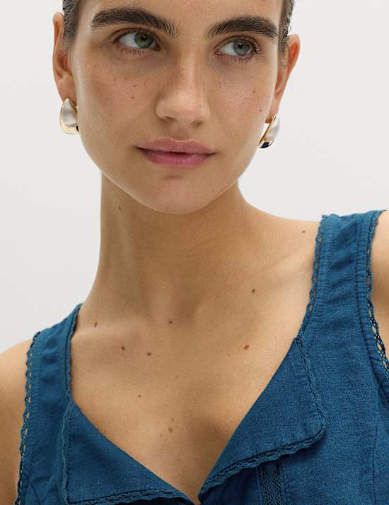 חולצה מבד עשיר בפשתן עם עיטור כפתורים ותחרה