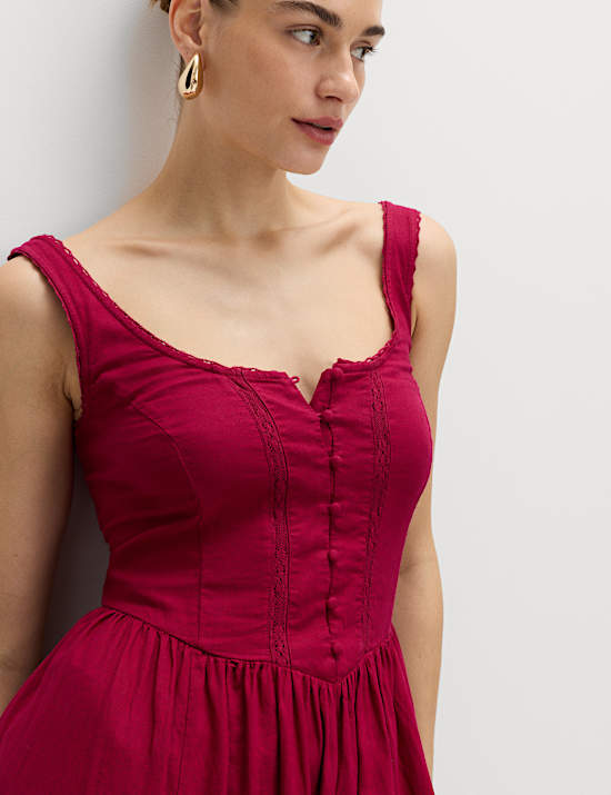 Robe midi taille ajust&eacute;e en lin &agrave; empi&egrave;cement en dentelle et d&eacute;collet&eacute; rond