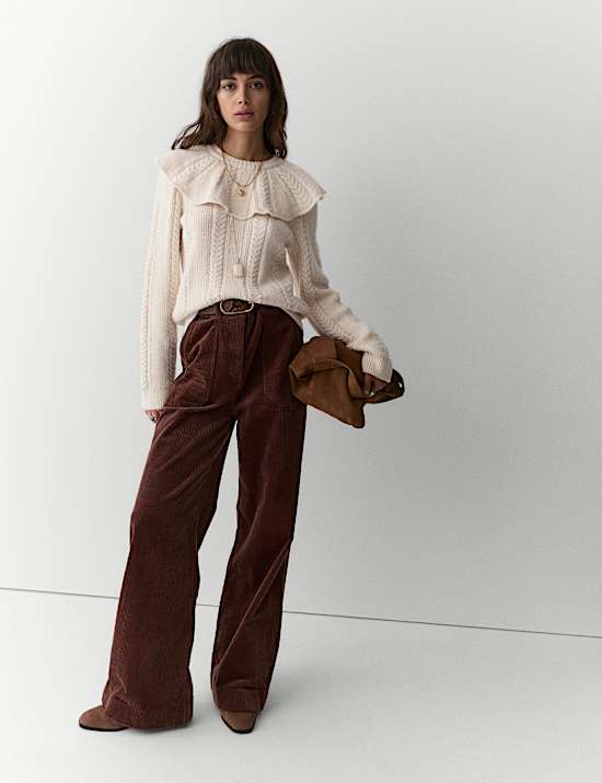 Pull en maille torsadée à encolure ronde style cape et volants