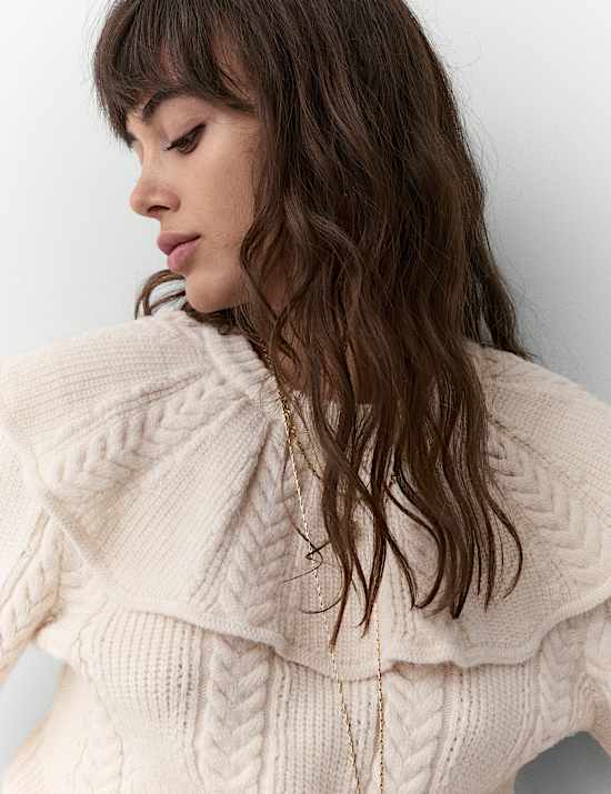 Pull en maille torsadée à encolure ronde style cape et volants