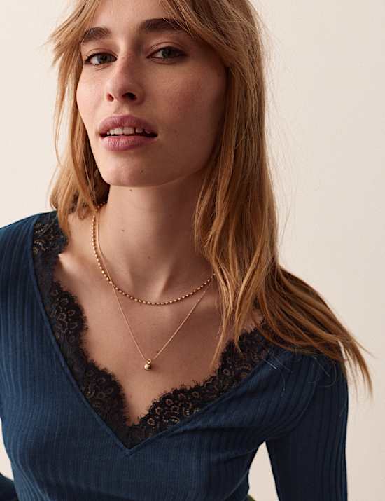 Top en maille pointelle &agrave; manches longues et bordure en dentelle