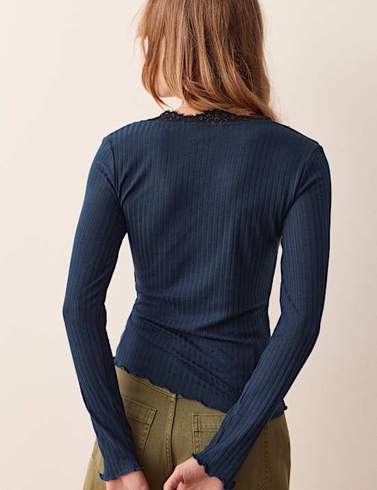 Top en maille pointelle &agrave; manches longues et bordure en dentelle