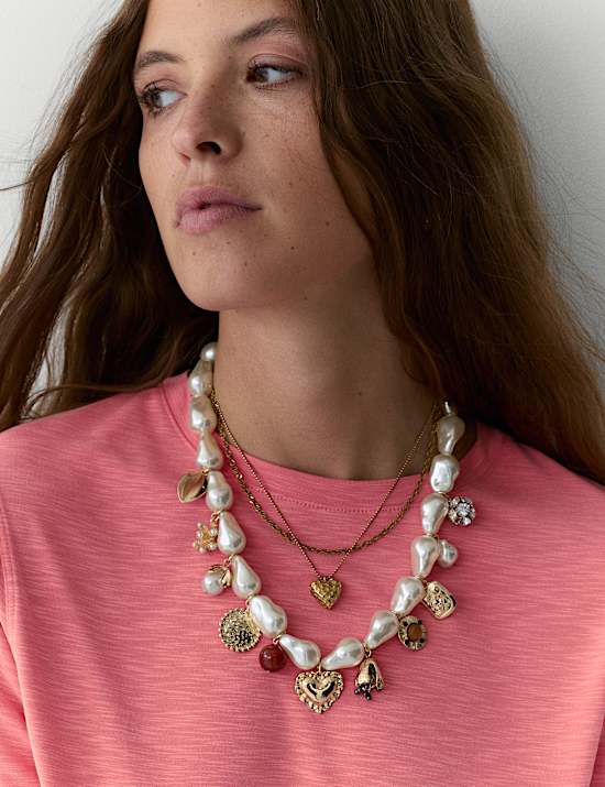 חולצת טי בגזרת אוברסייז מבד עשיר במודל