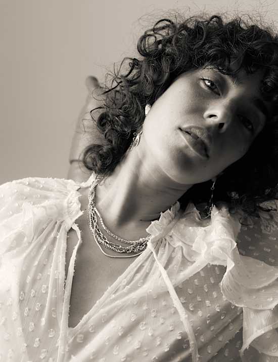 Strukturierte Bluse mit Puffärmeln, Rüschen und Bindekragen