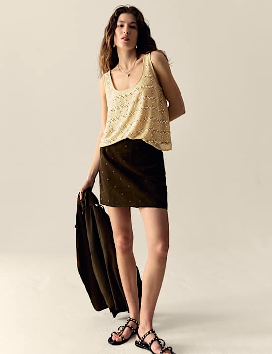 טופ בסגנון קומבינזון עם עיטורים, ניטים וצווארון עגול ורחב