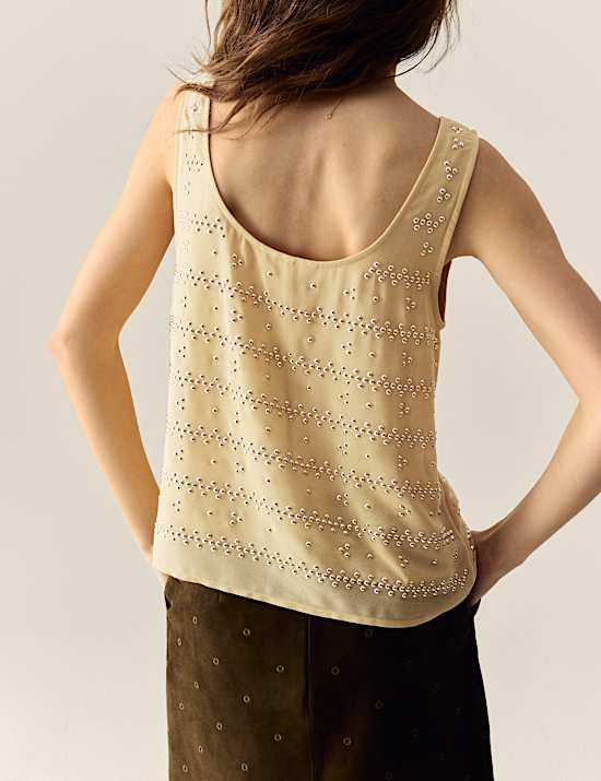 טופ בסגנון קומבינזון עם עיטורים, ניטים וצווארון עגול ורחב
