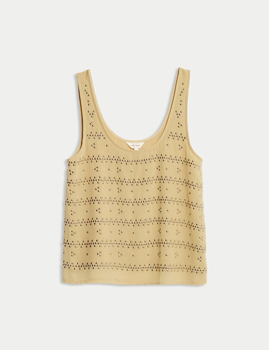 טופ בסגנון קומבינזון עם עיטורים, ניטים וצווארון עגול ורחב