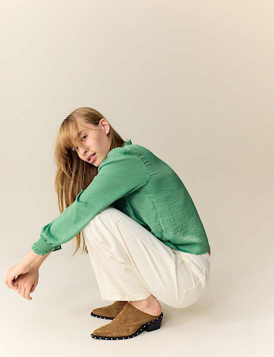 Σατέν μπλούζα με πλισέ λεπτομέρεια, λαιμόκοψη V και βολάν