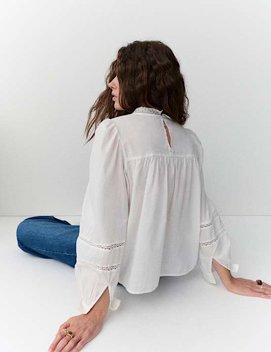 Bluse aus reiner Baumwolle mit Rundhalsausschnitt und Spitze vorne