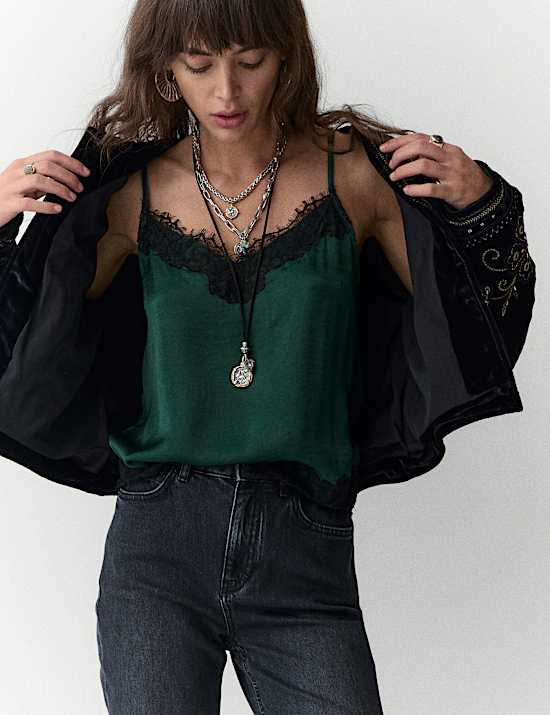 Caraco en satin orné de dentelle appliquée