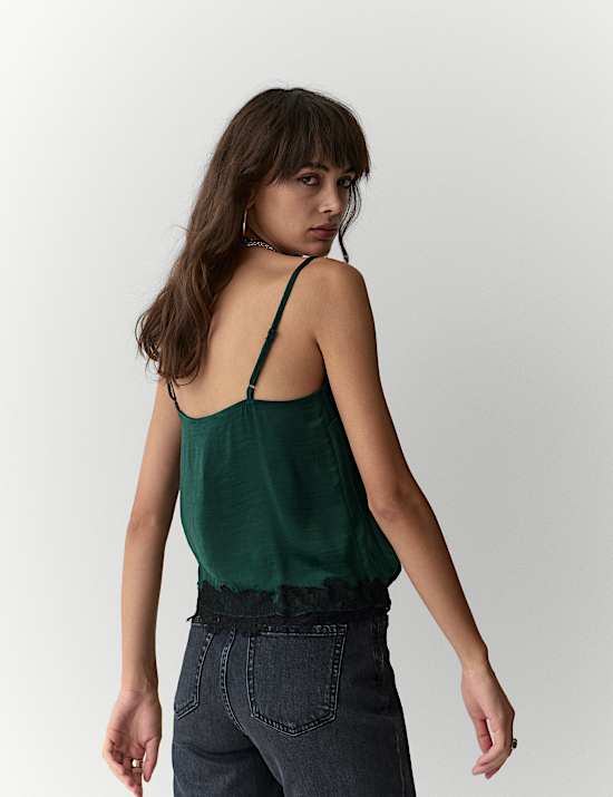 Caraco en satin orné de dentelle appliquée