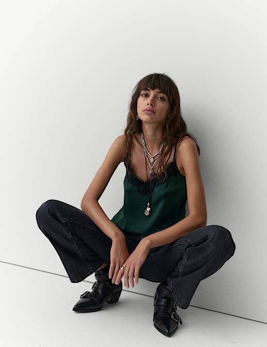 Caraco en satin orné de dentelle appliquée