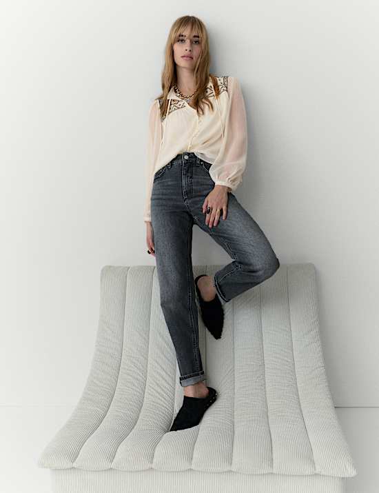 Perlenverzierte Bluse mit Blousonärmeln und Bindekragen