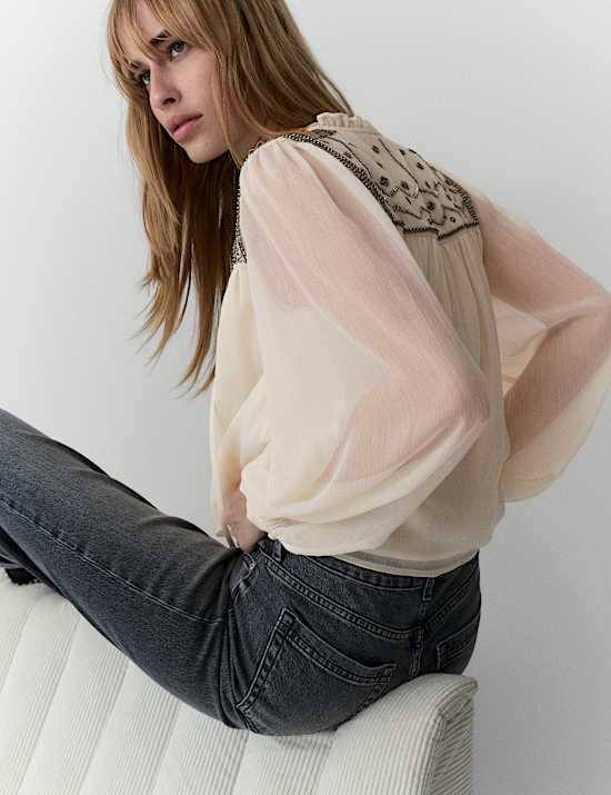 Perlenverzierte Bluse mit Blousonärmeln und Bindekragen