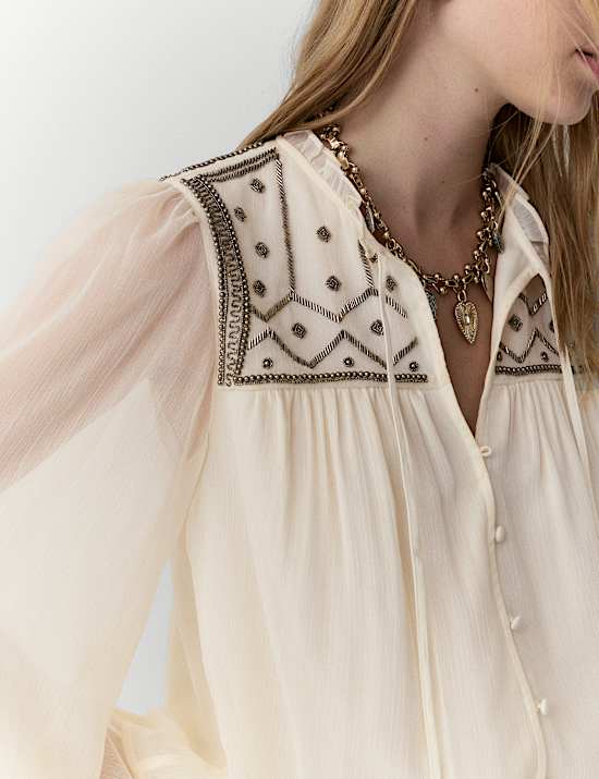 Perlenverzierte Bluse mit Blousonärmeln und Bindekragen