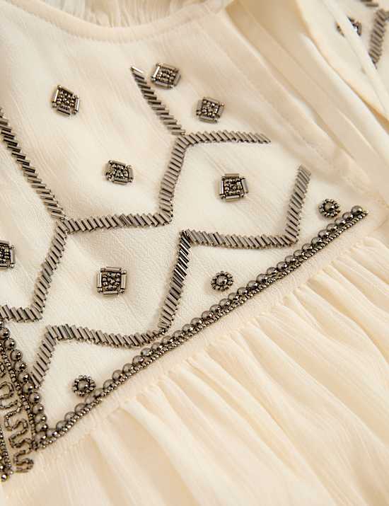 Perlenverzierte Bluse mit Blousonärmeln und Bindekragen