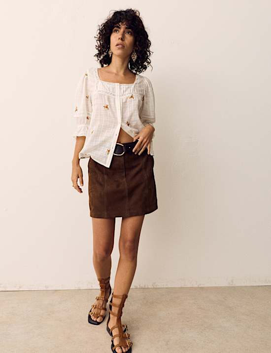 Bavlněn&aacute; halenka s v&yacute;&scaron;ivkou, hranat&yacute;m v&yacute;střihem a krajkou