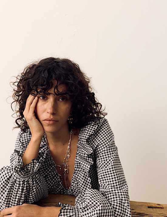 K&aacute;rovan&aacute; halenka s vysok&yacute;m pod&iacute;lem bavlny a stoj&aacute;čkem s vol&aacute;nky