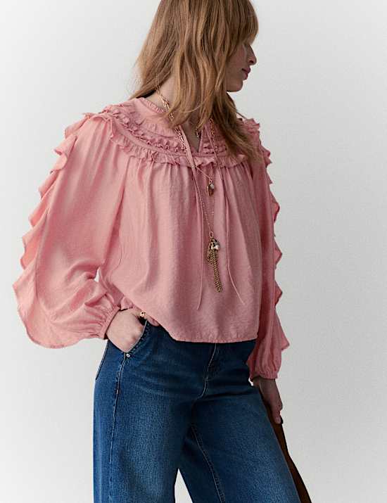 Blusa con lazo en la parte delantera y detalle de volantes