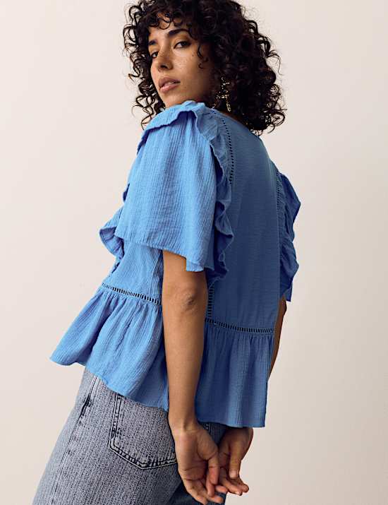 Blouse en tissu double &agrave; empi&egrave;cement fleuri et volants
