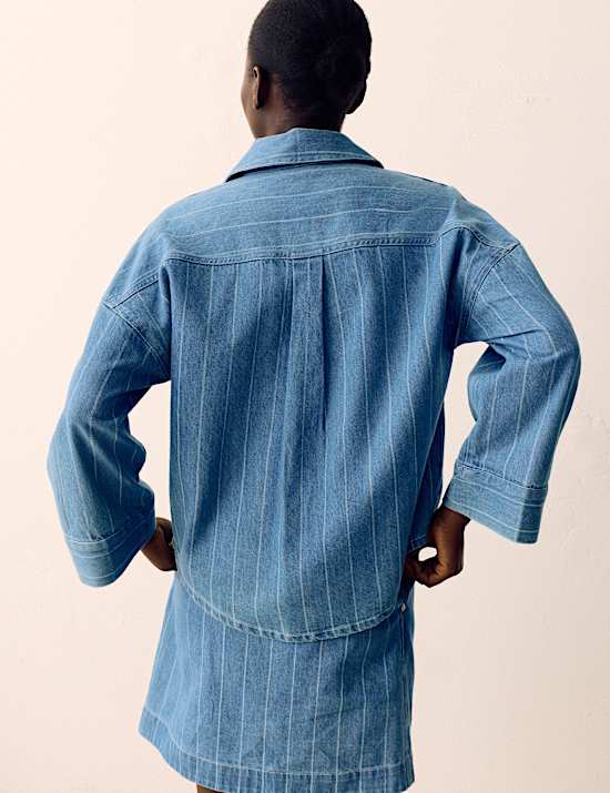 Chemise coupe d&eacute;contract&eacute;e en jean &agrave; encolure et rayures