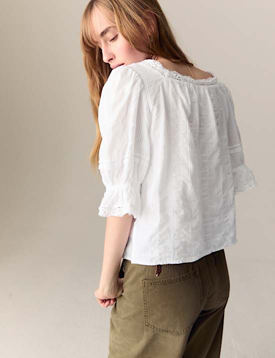 Bluse mit hohem Baumwollanteil, eckigem Ausschnitt, Puffärmeln und Spitzendetail