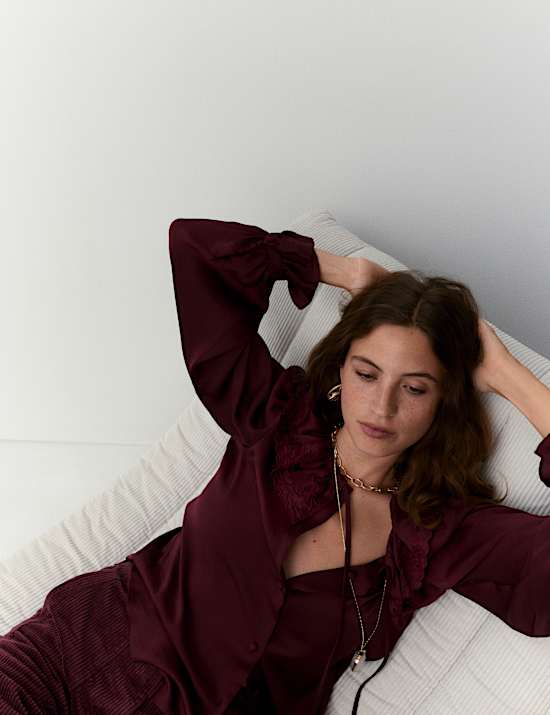 Satinbluse mit Bubikragen und Bindedetail