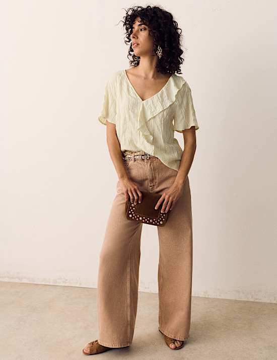 Gestreepte blouse met V-hals en ruches aan de voorkant