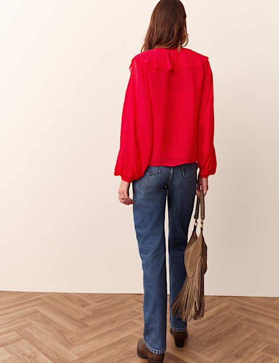 Blusa con cuello en pico con volantes delanteros y lazo
