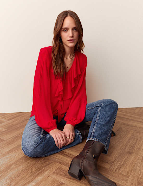 Blusa con cuello en pico con volantes delanteros y lazo