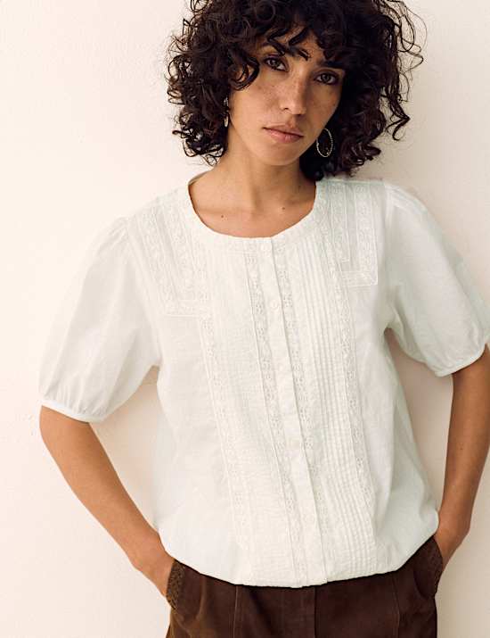 Zuiver katoenen blouse met figuurnaad en kanten inzet