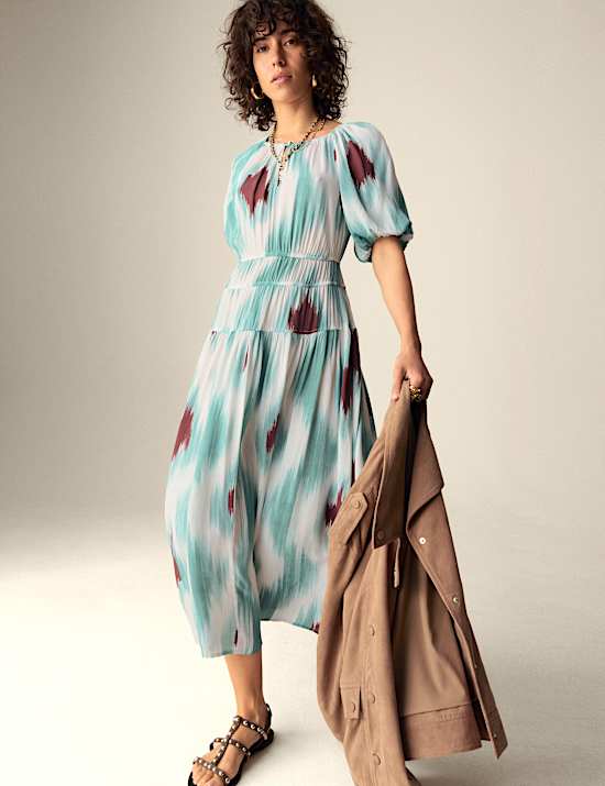 Midaxi &scaron;aty s nab&iacute;ran&yacute;mi ruk&aacute;vy, potiskem, zv&yacute;razněn&yacute;m pasem a v&yacute;střihem do mal&eacute;ho v&eacute;čka