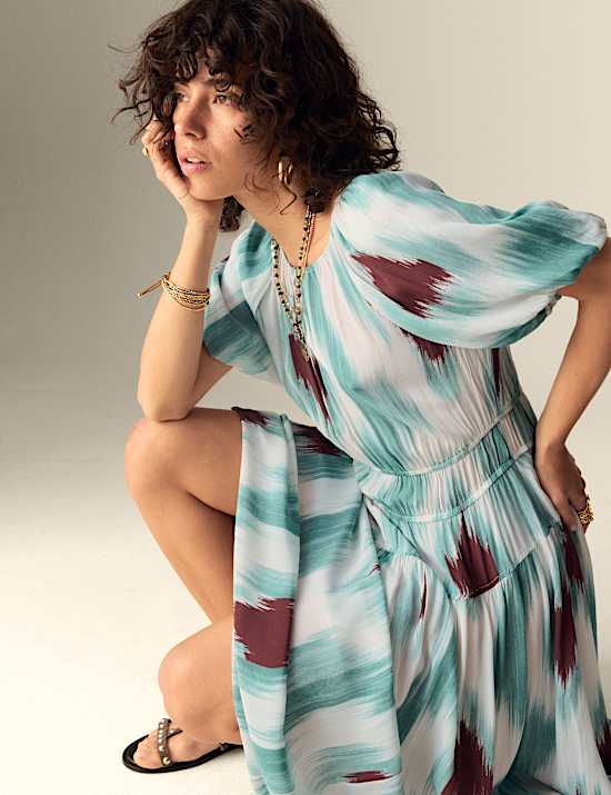 Midaxi &scaron;aty s nab&iacute;ran&yacute;mi ruk&aacute;vy, potiskem, zv&yacute;razněn&yacute;m pasem a v&yacute;střihem do mal&eacute;ho v&eacute;čka