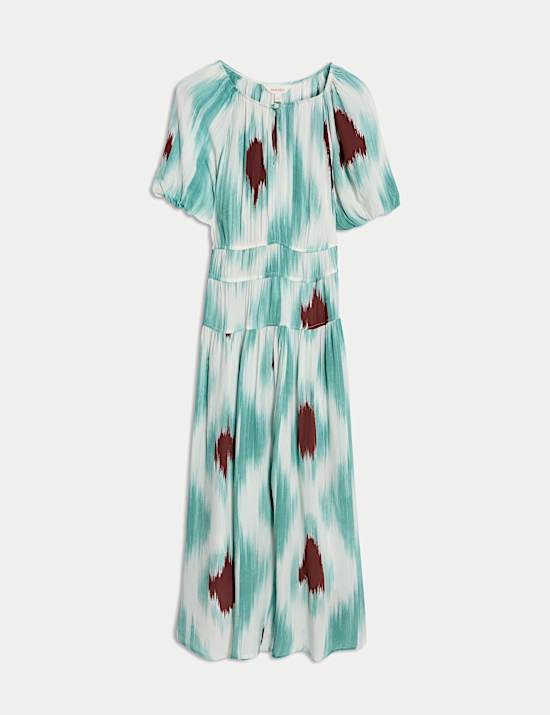 Midaxi &scaron;aty s nab&iacute;ran&yacute;mi ruk&aacute;vy, potiskem, zv&yacute;razněn&yacute;m pasem a v&yacute;střihem do mal&eacute;ho v&eacute;čka