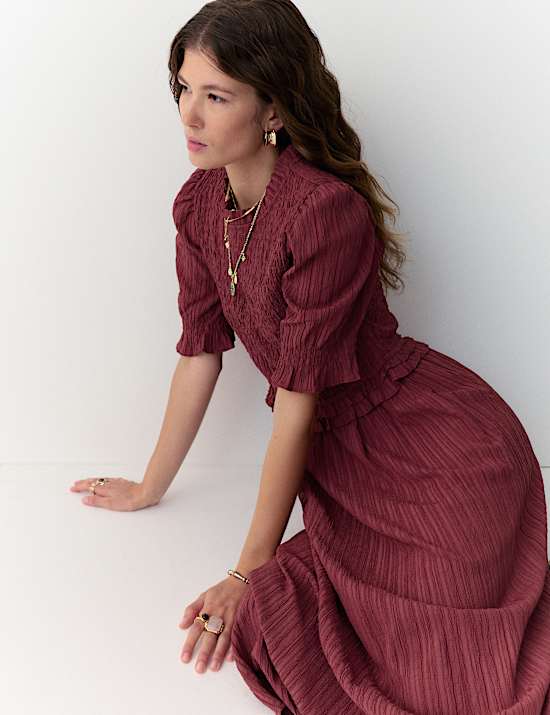 Midi šaty s volánkem a výstřihem