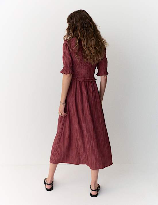 Midi šaty s volánkem a výstřihem