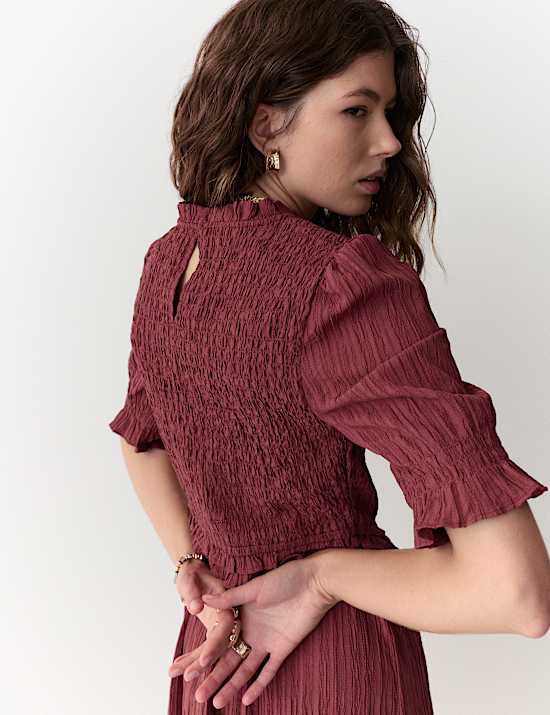 Midi šaty s volánkem a výstřihem