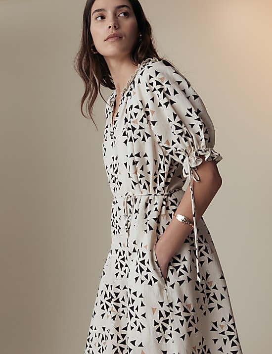 שמלת סמוק מבד עשיר בפשתן עם דוגמה גיאומטרית וצווארון חריץ