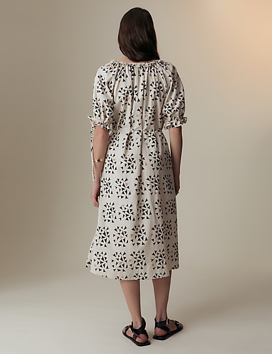 שמלת סמוק מבד עשיר בפשתן עם דוגמה גיאומטרית וצווארון חריץ