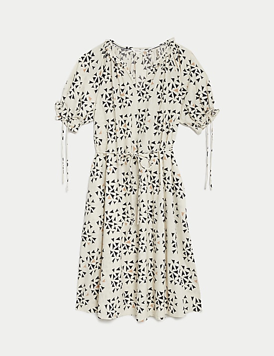 שמלת סמוק מבד עשיר בפשתן עם דוגמה גיאומטרית וצווארון חריץ