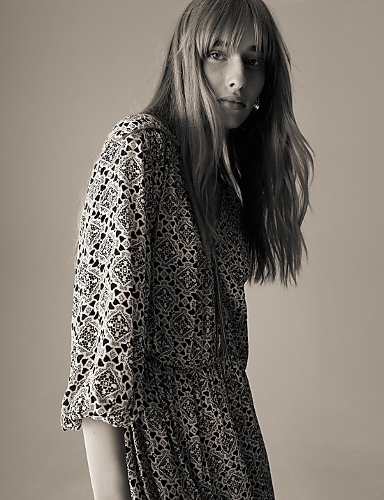 שמלת מעטפת מבד קרפ באורך מידי עם הדפס גיאומטרי וצווארון וי